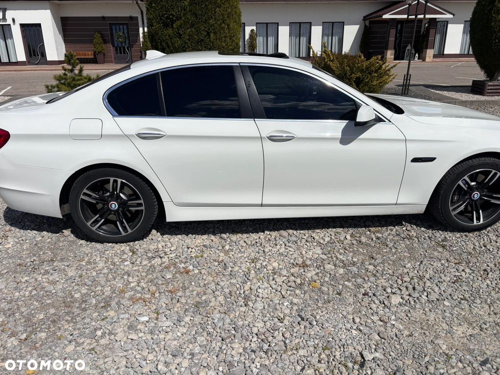 BMW Seria 5 525d Luxury Line - 2