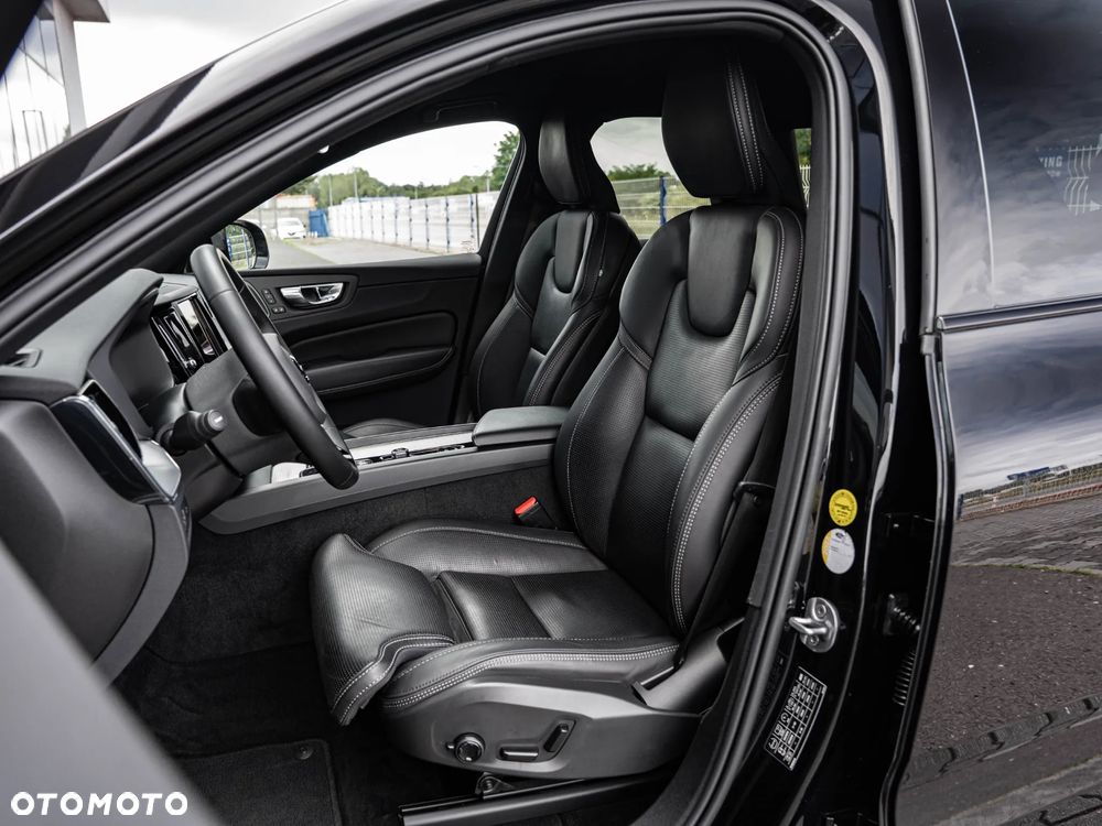 Volvo XC 60 B4 D Plus Dark - 22