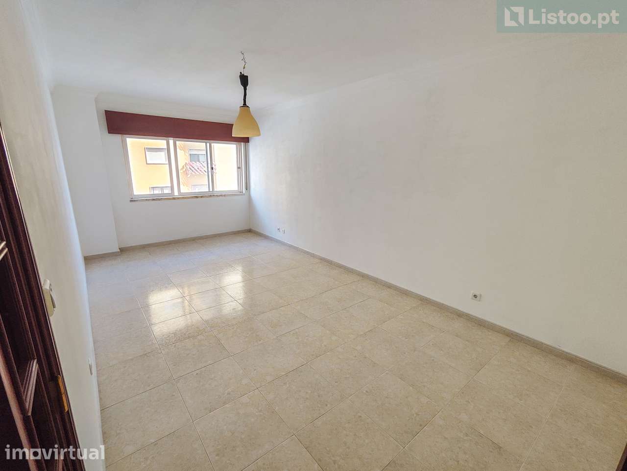 Apartamento T2 com 90m² e parqueamento em Monte Abraão – Queluz