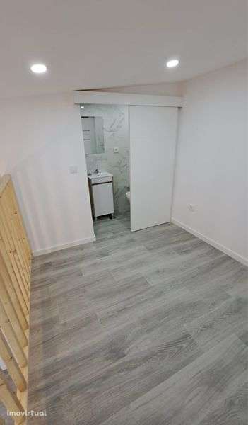 Arrendo estudio  T0 duplex com cozinha equipada e contas incluidas - Grande imagem: 2/12