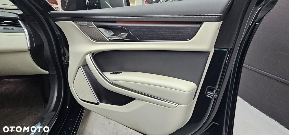 Jaguar XF 2.0 P300 AWD R-Dynamic HSE - 28
