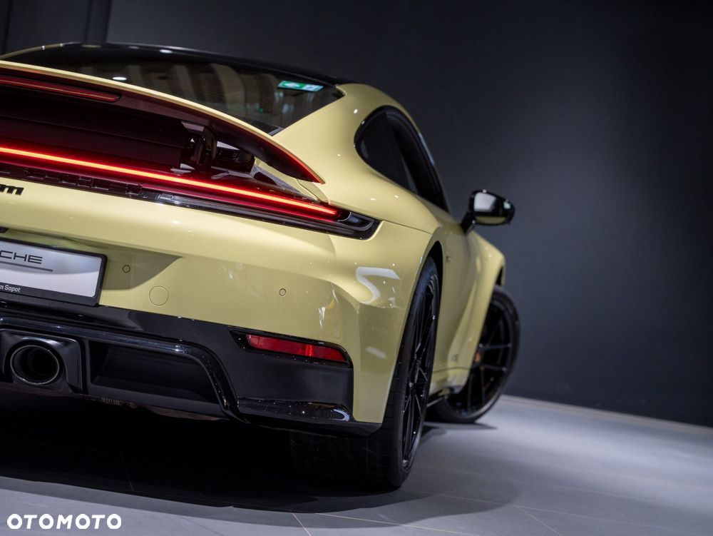 Porsche 911 Carrera T-Hybrid 4 GTS - 15