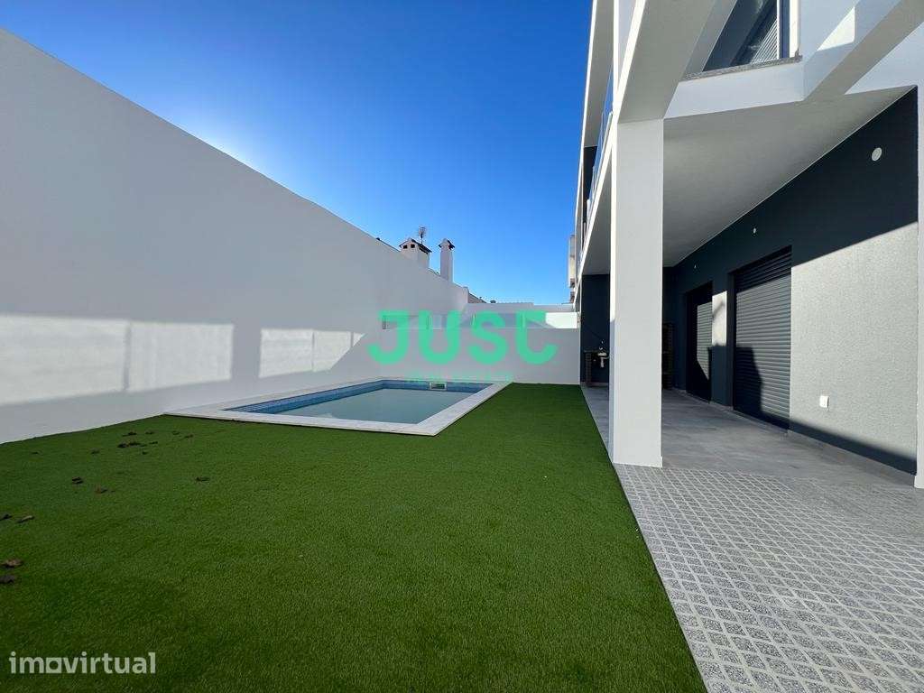 Moradia T4 com 3 suítes e piscina em Fernão Ferro. - Grande imagem: 3/23