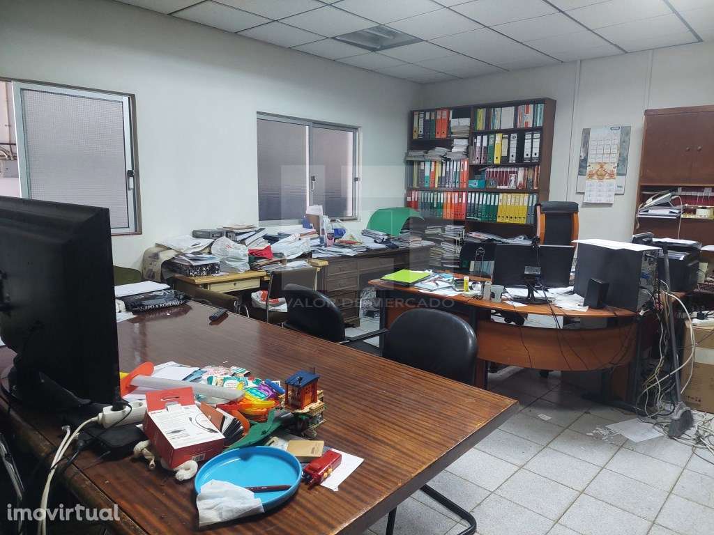 Armazém em Linda-a-Velha com 555m2 - Grande imagem: 4/21