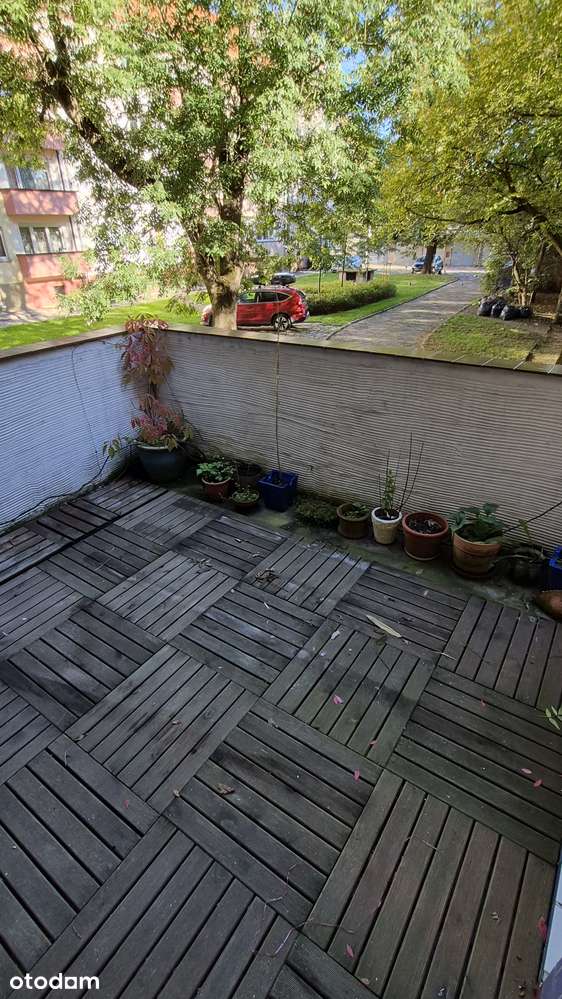Kawalerka z tarasem w kamienicy w Śródmieściu