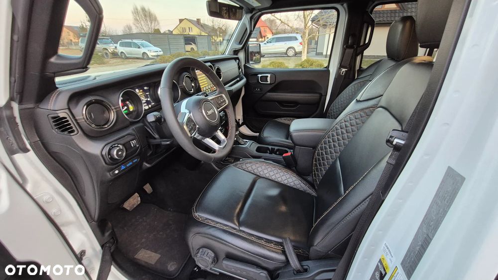 Jeep Wrangler - 32