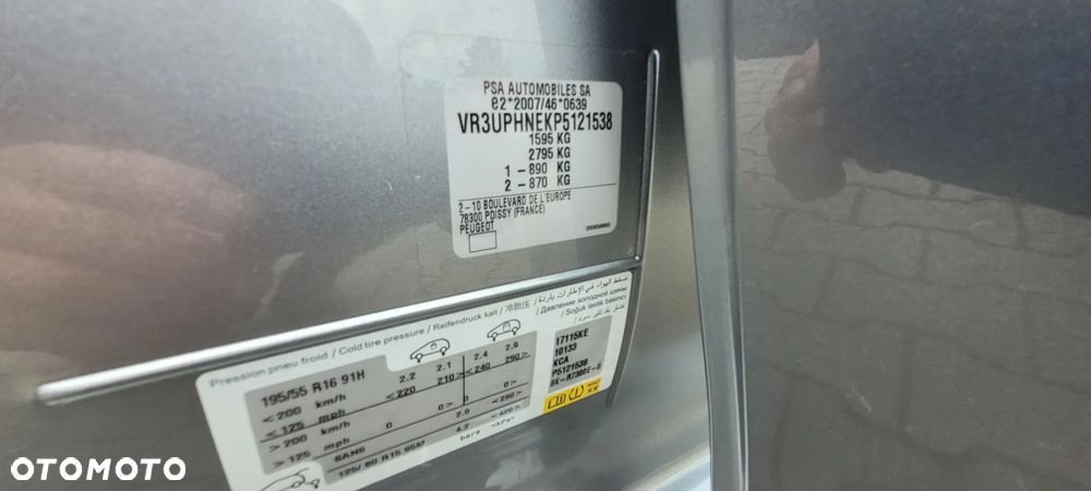 Peugeot 208 TURBO 100 Business - 34