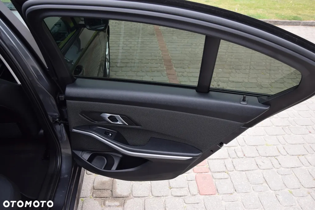 BMW Seria 3 318d M Sport - 31