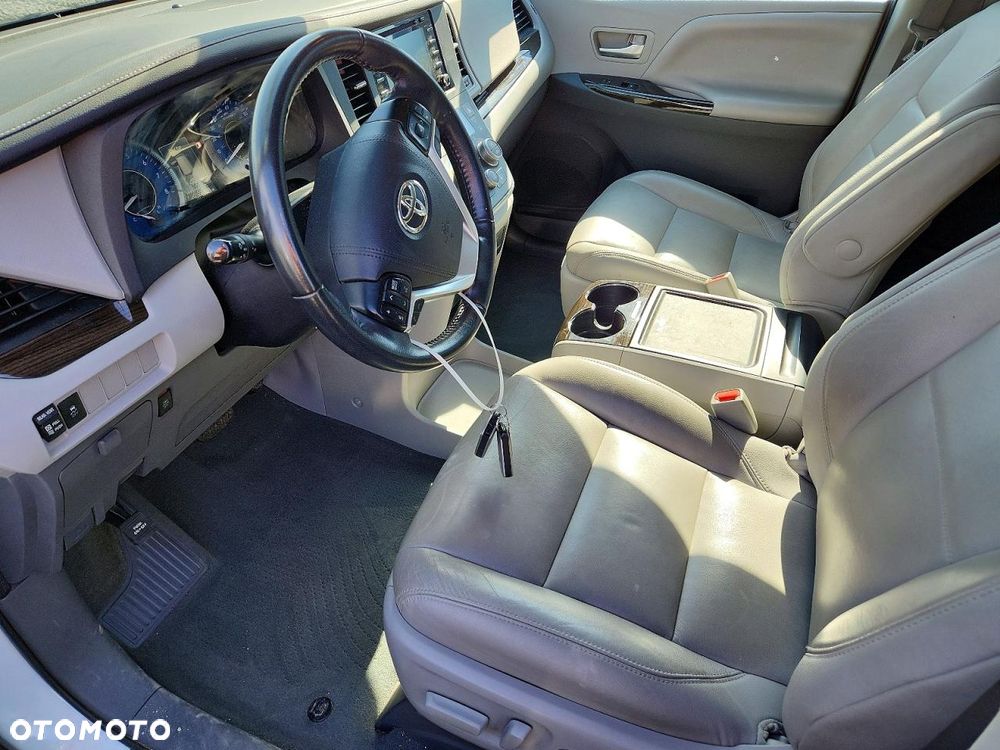 Toyota Sienna 3.5 V6 - 8