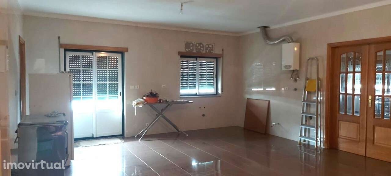 Moradia T3 de cave, rés-do-chão e 1.º andar em Ladoeiro - Grande imagem: 2/5