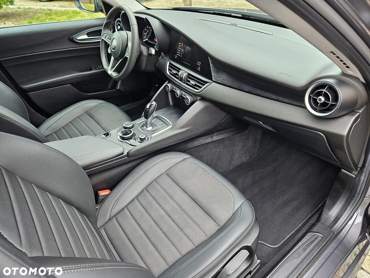 Alfa Romeo Giulia 2.0 Turbo - 9