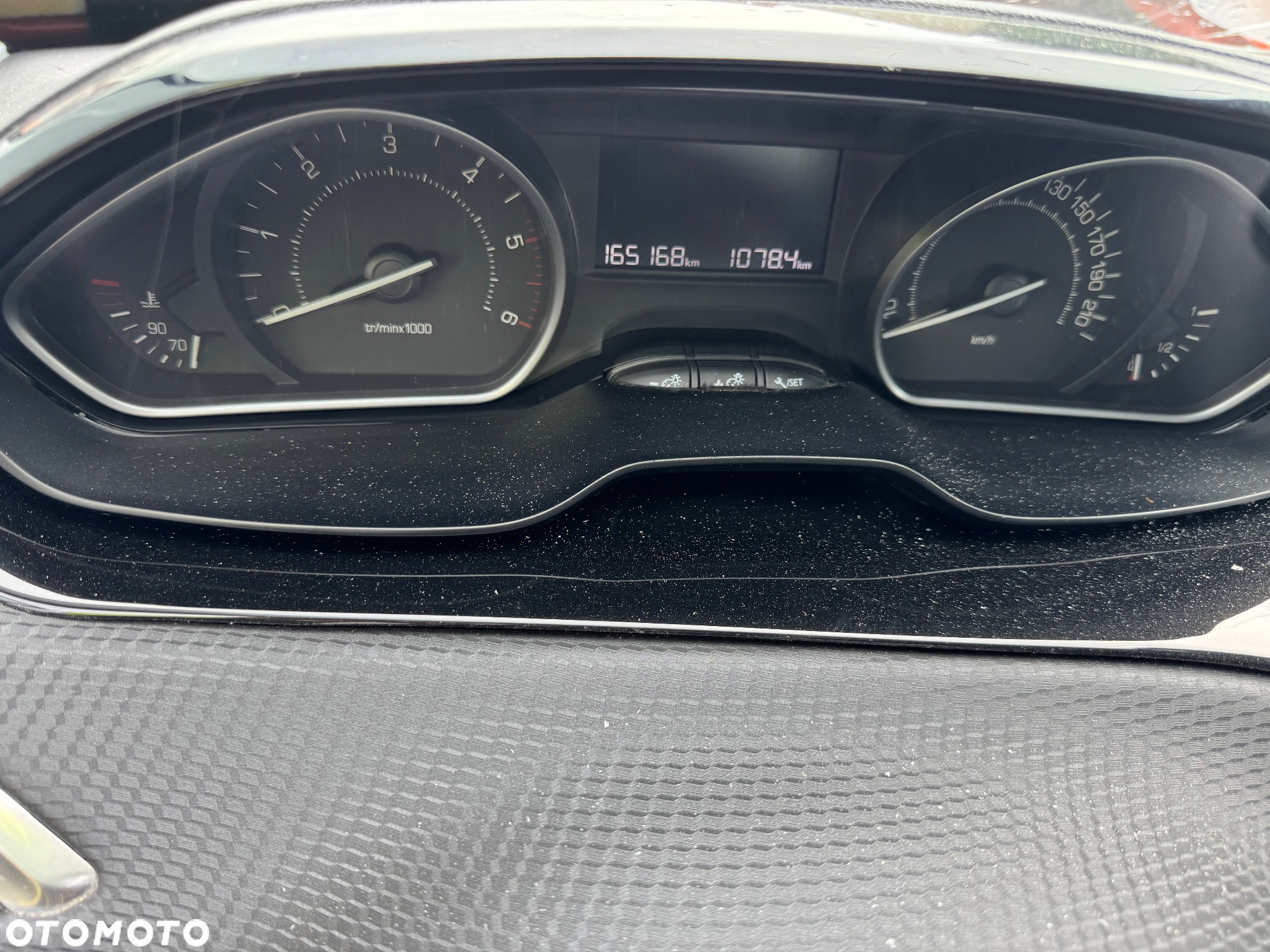 Peugeot 208 1.6 BlueHDi Allure S&S - 17