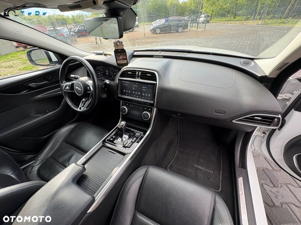Jaguar XE 2.0 D R-Sport - 30