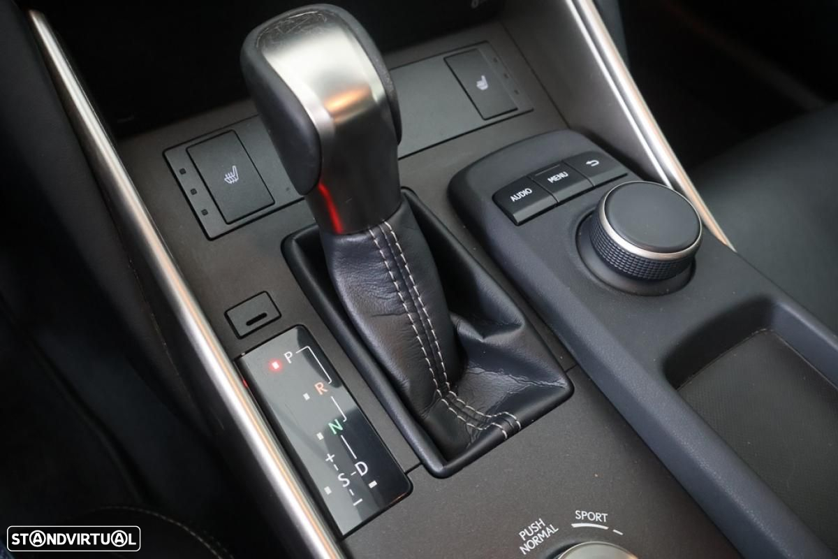 Lexus IS 300H - 21