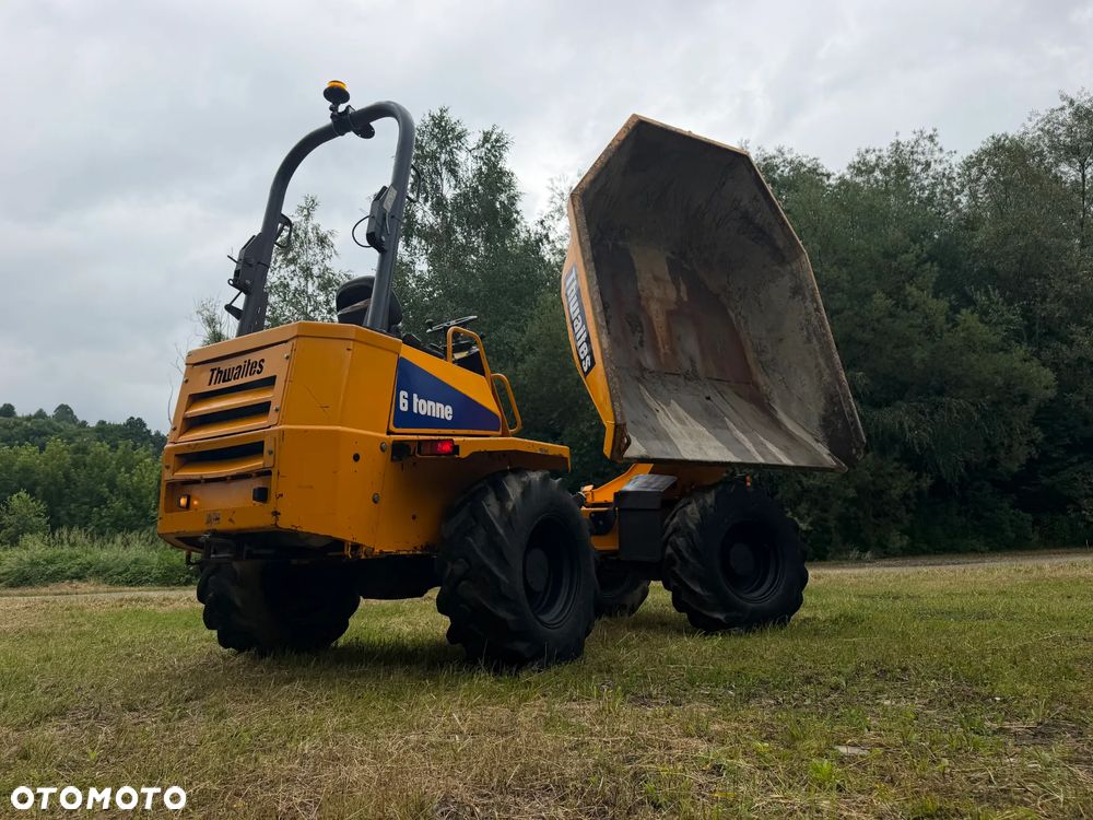 Thwaites MACH2026 Wozidło Budowlane Rolnicze 4x4. wózek z Obrotową Kolebą. 6 ton ładowność.  Silnik DEUTZ 80KM 4 cylindry. 2400 mtg. 2019 rok. Jazda Rewers 3prędkości. Maszyna jak Nowa z Norweskiego Gospodarstwa! Ani deka luzów i wycieków! Hydrostatic. Pełny Oryginał. Hamulce brzytwa. Serwisy w DEKRA. Maszyna Woziła lekkie ładunki. Praktycznie zerowe zużycie. Wielka Okazja. Wszystko w pełnym Oryginale. Opony Oryginał. Oświetlenie Fabryczne. Po serwisach. OKAZJA - 17
