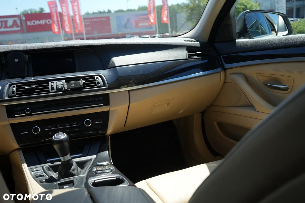BMW Seria 5 520i - 38