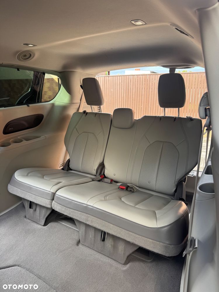 Chrysler Pacifica - 16