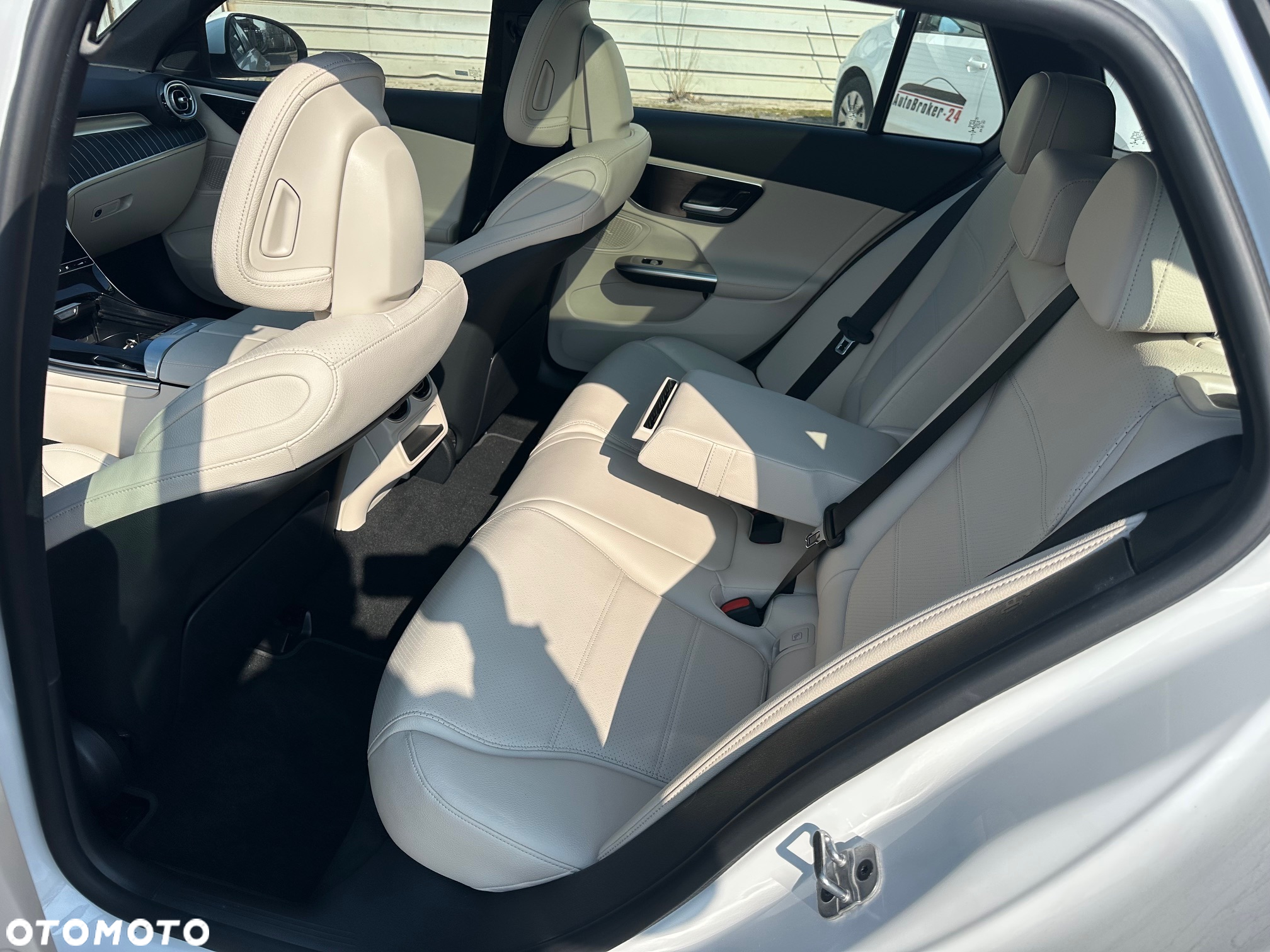 Mercedes-Benz Klasa C 200 4Matic T 9G-TRONIC Avantgarde - 6