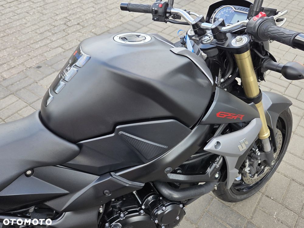 Suzuki GSR - 20
