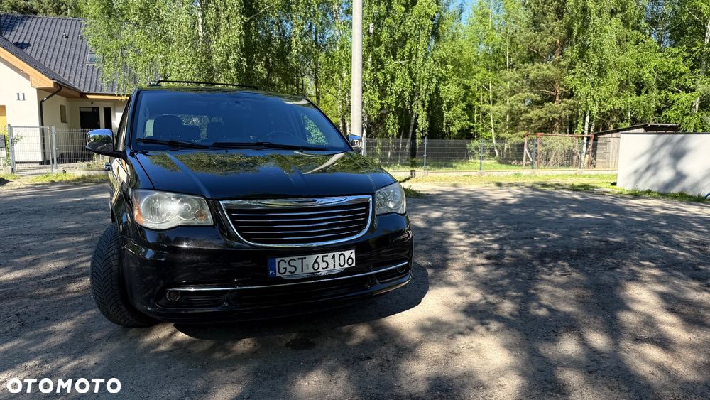 Chrysler Town & Country - 4