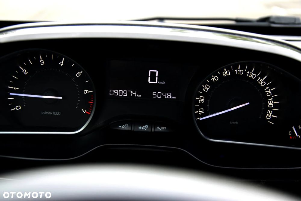 Peugeot 2008 1.2 Pure Tech Allure S&S - 36