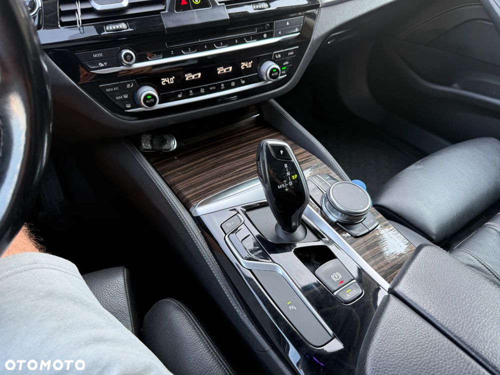 BMW Seria 5 530d xDrive Sport-Aut Luxury Line - 28