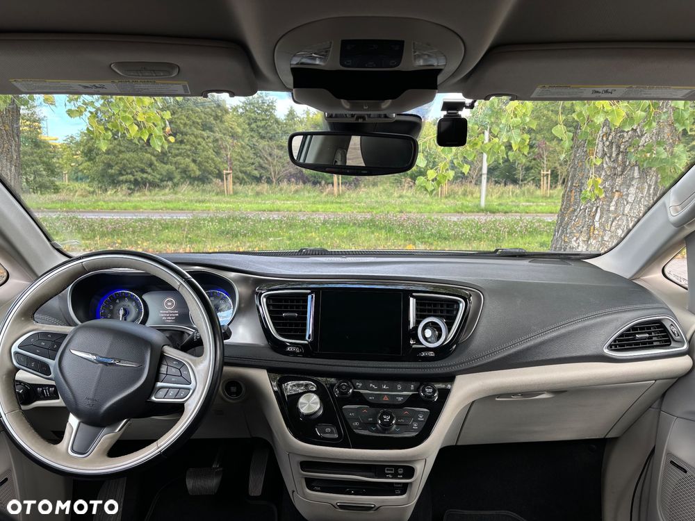 Chrysler Pacifica - 17