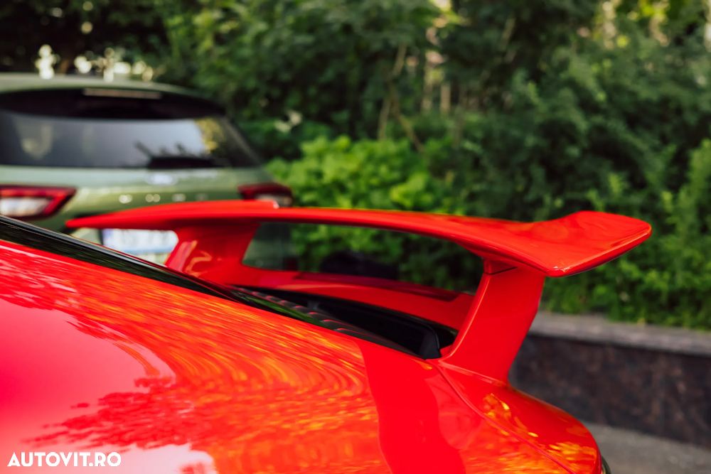 Porsche 911 Carrera 4 GTS PDK - 11