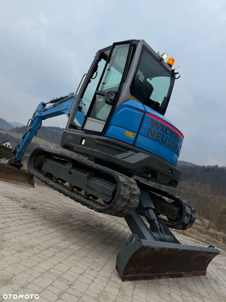 Wacker Neuson EZ50 Koparka Gąsienicowa 5,5 Tony. 2022 rok. 1400 mtg. Jak Nówka z salonu! ani deka luzów czy wycieków! Pochodzi z Gospodarstwa Norweskiego! Aktualne serwisy DEKRA BMWT. 2 łyżki. Silnik PERKINS 4 cyl. 52km. Maszyna Full wypasiona! Bogata wersja Norweska! Klima. Radio Usb. Szybkozłącze Hydrauliczne. OKAZJA. Pełny Oryginał historia do sprawdzenia w Wacker autoryzowany! - 27