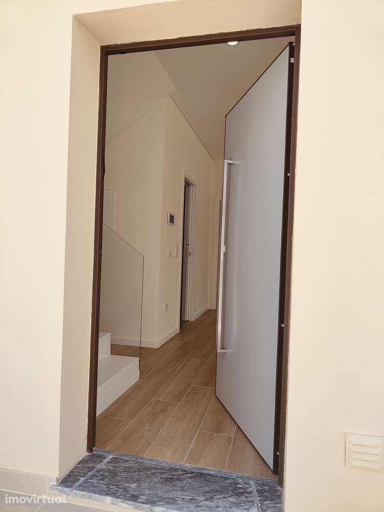 Oferta de 1% do valor de aquisição - Moradia T4 com 1 Suíte - Grande imagem: 5/51