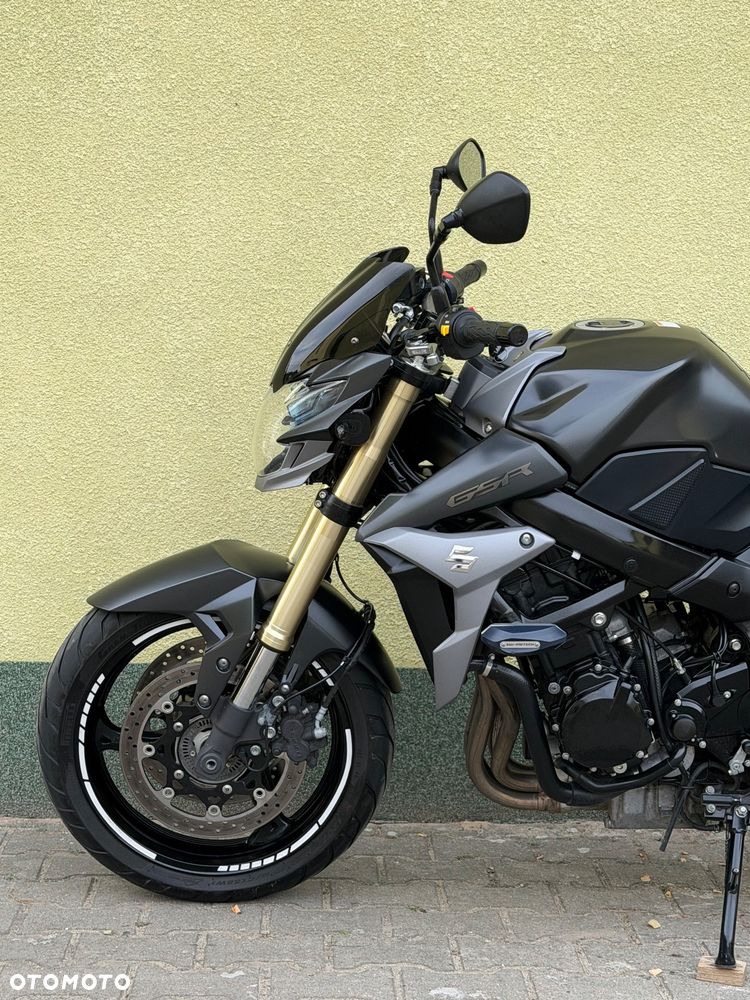 Suzuki GSR - 26