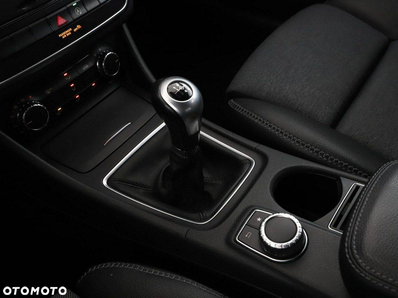 Mercedes-Benz GLA - 27