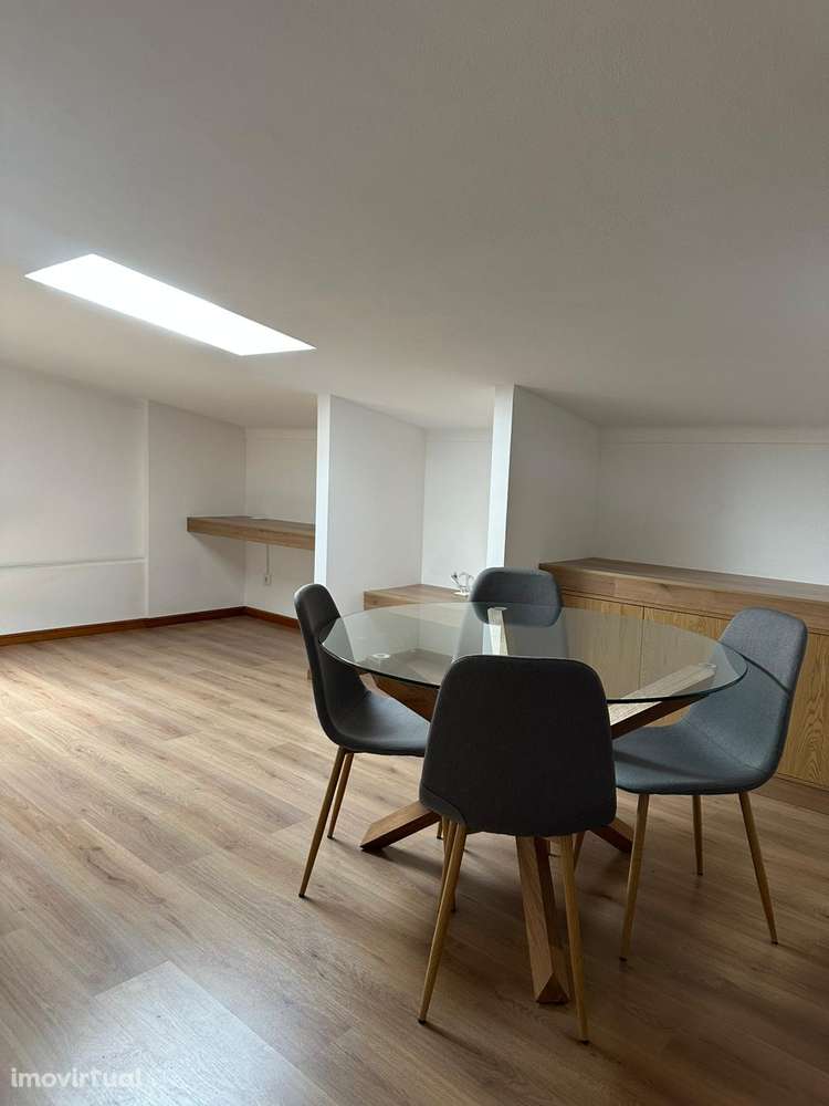 Arrenda-se T1 remodelado (águas furtadas) Excelente localização - Grande imagem: 4/16