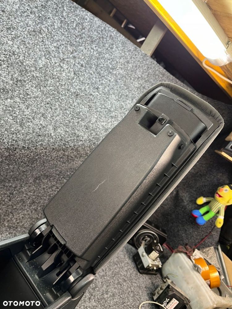 renault scenic III podłokietnik 8-127-320 - 6