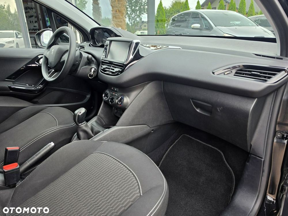 Peugeot 208 - 33