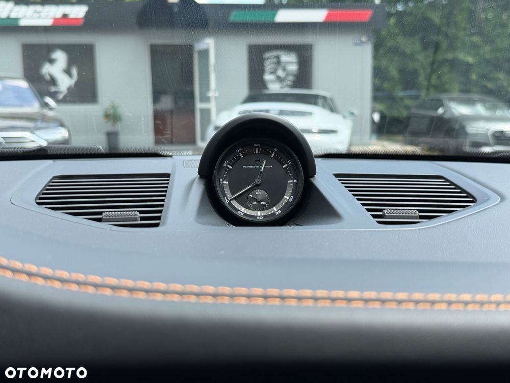 Porsche 911 Targa 4 GTS PDK - 34
