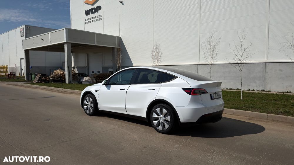 Tesla Model Y - 11