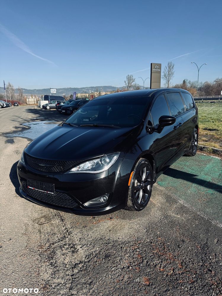 Chrysler Pacifica - 1