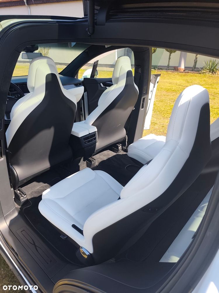 Tesla Model X - 16