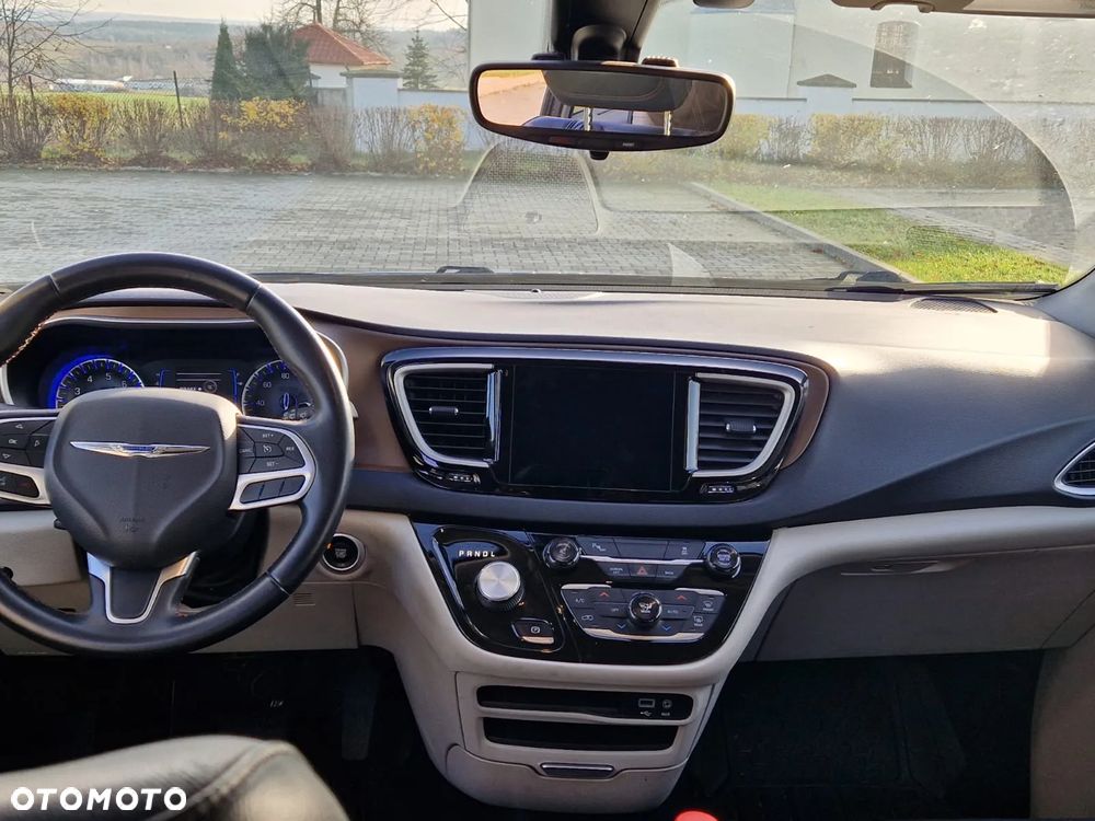 Chrysler Pacifica - 11