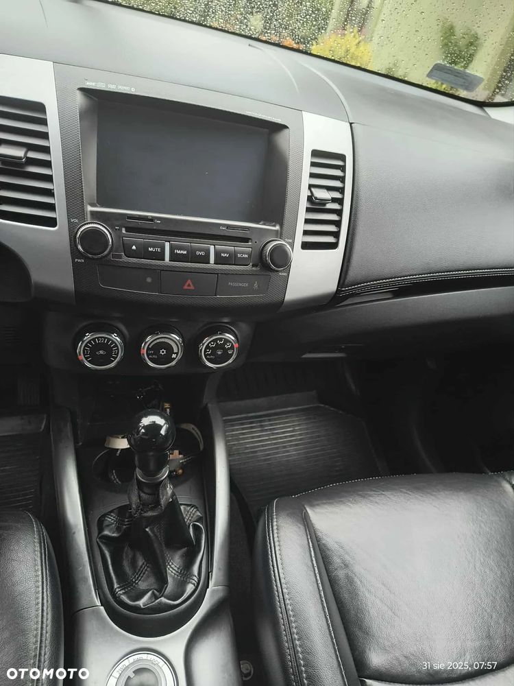 Mitsubishi Outlander - 9