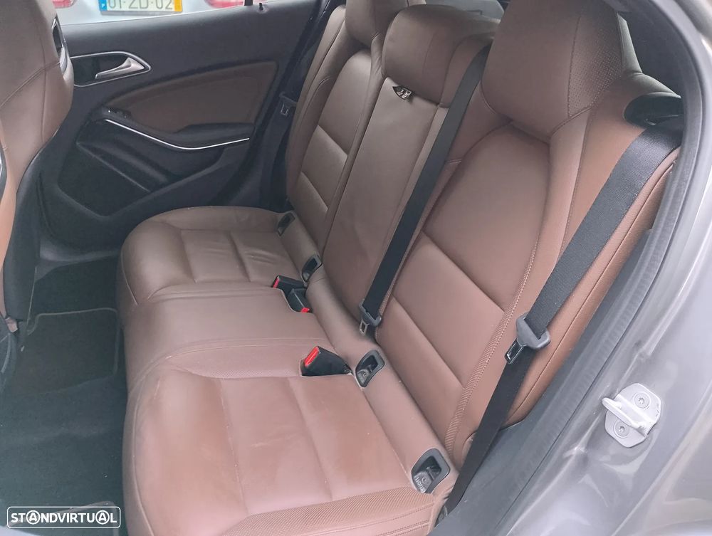 Mercedes-Benz GLA 180 d AMG Line - 16