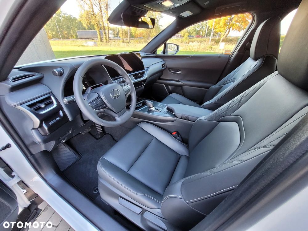 Lexus UX 300h F Sport Design - 3