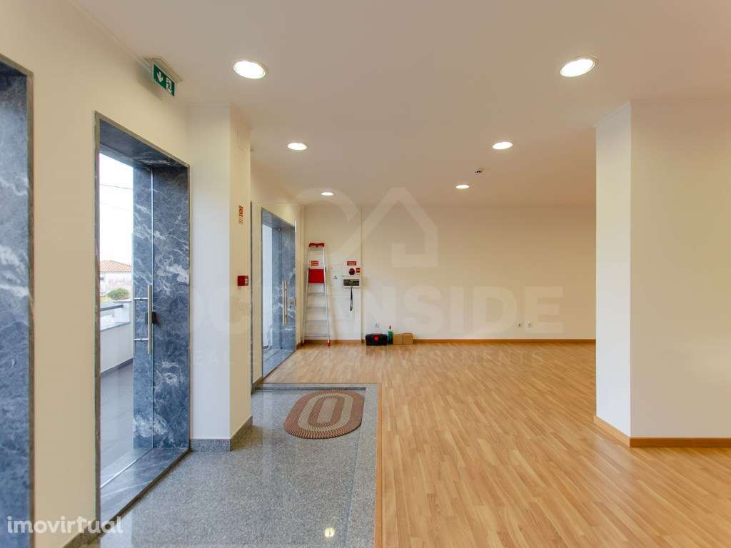 Espaço Comercial com 2 pisos, em São Domingos de Rana - Grande imagem: 4/21