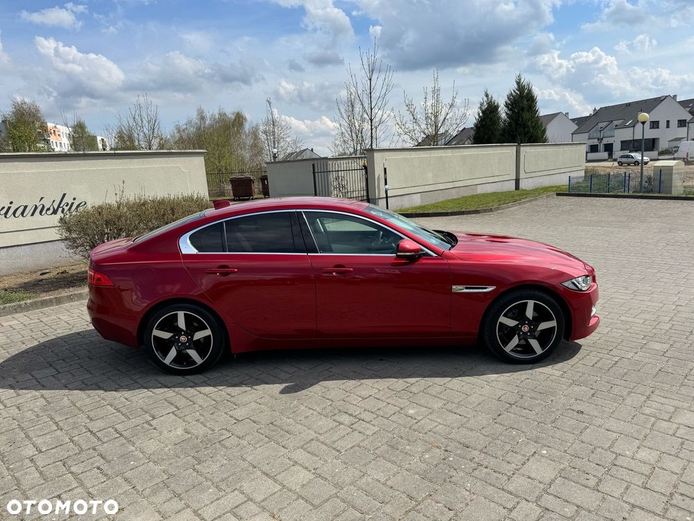 Jaguar XE ver-2-0-d-awd-portfolio - 4