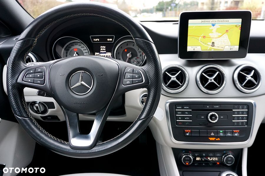 Mercedes-Benz CLA 180 Peak Edition - 34