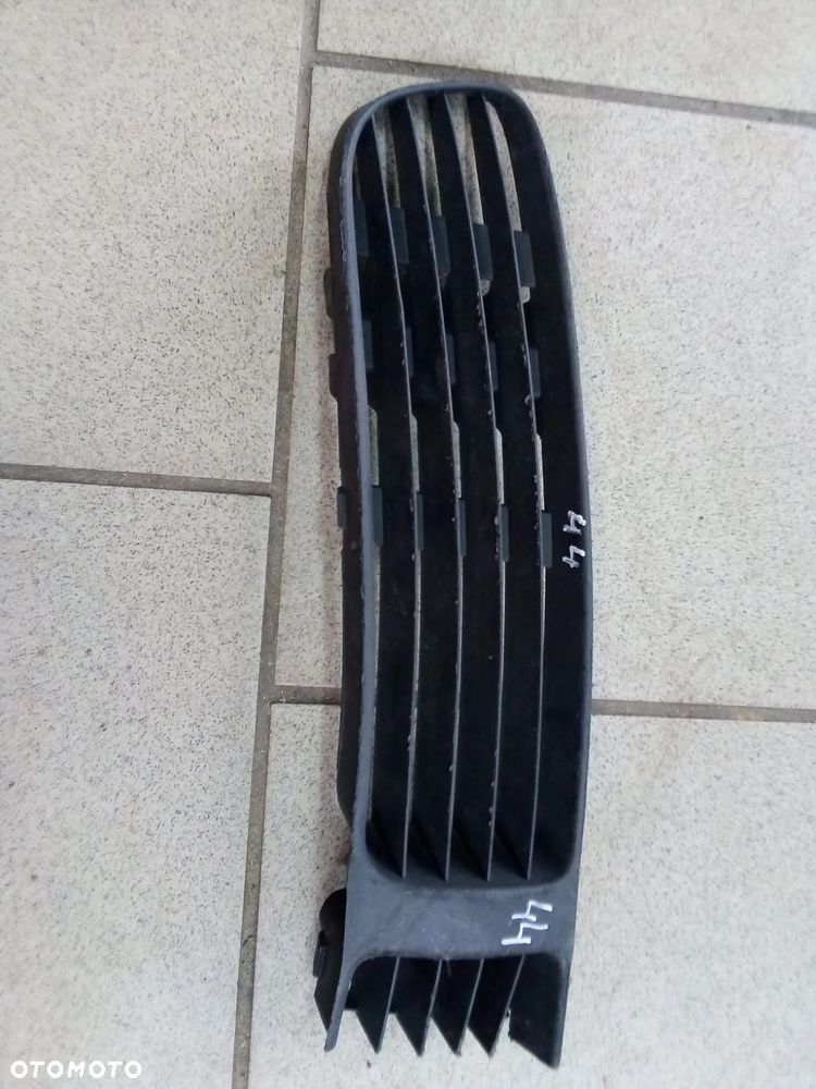 Kratka zderzaka prawa VW PASSAT B5 96-00  3B0853678B - 1