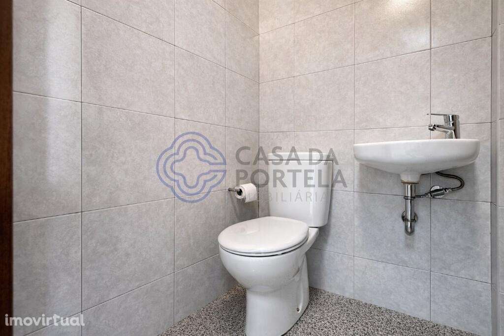 Venda de Loja ampla com montra e WC, com 64 m2, nas Caxinas, Vila do C - Grande imagem: 4/6