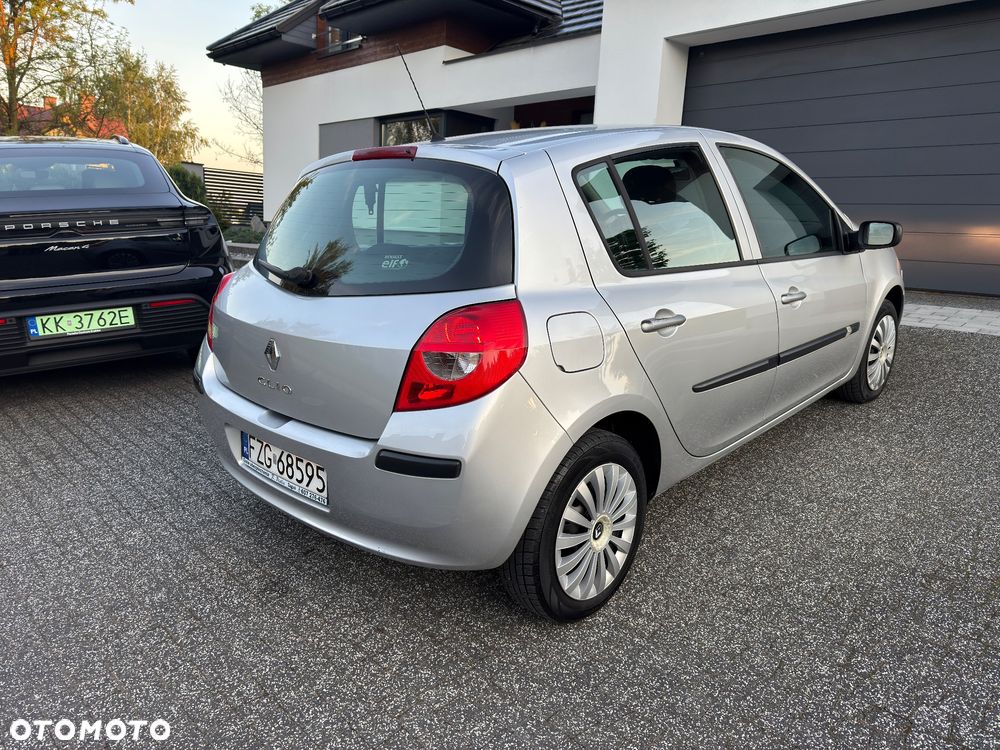 Renault Clio 1.2 16V All Inclusive - 1