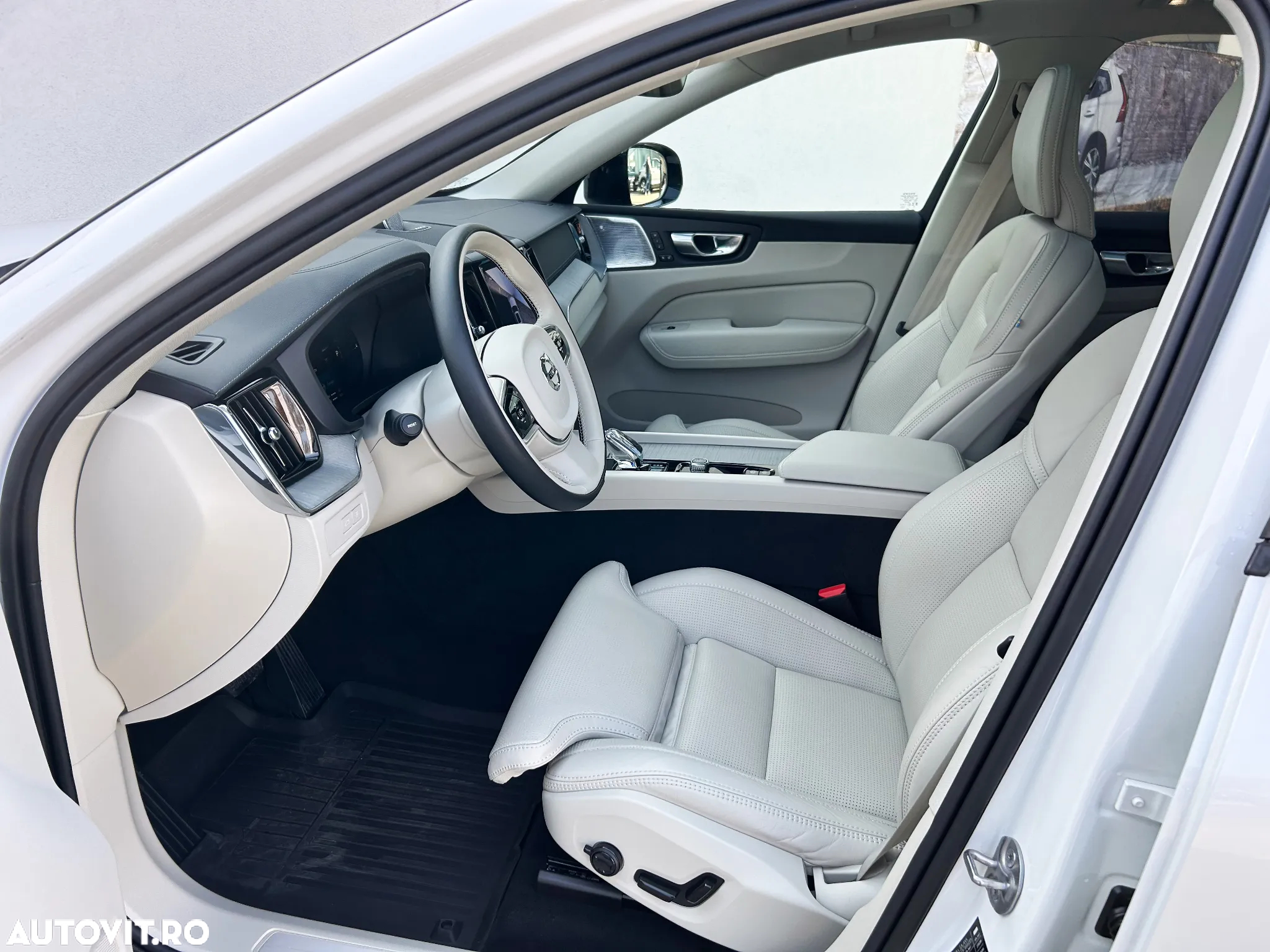 Volvo XC 60 Recharge T8 AWD AT Ultimate Dark - 32